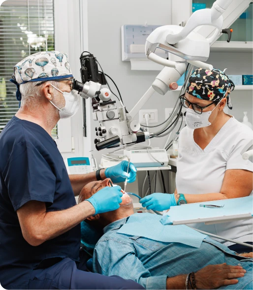 Visita odontoiatrica per paziente adulta nello studio dentistico a Bruino