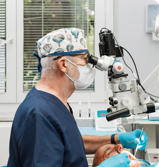 Dentista che utilizza il microscopio