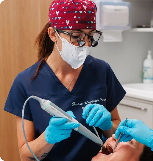Dentista che utilizza lo scanner intraorale con un paziente