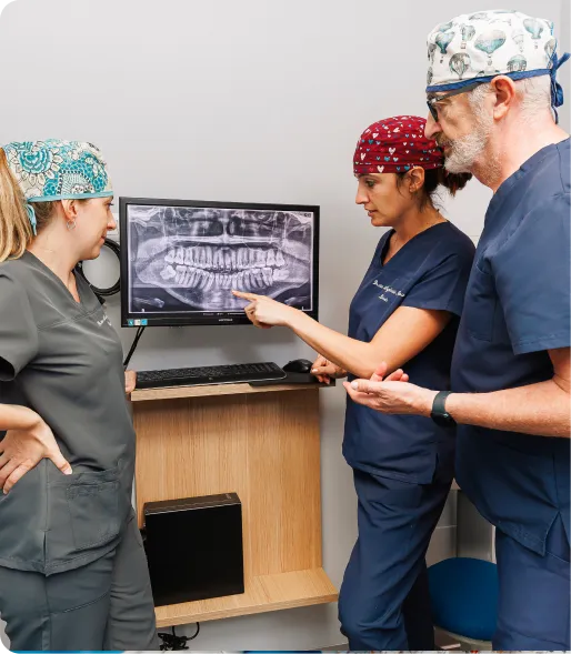 Team medico dello studio dentistico a Bruino durante l’attività clinica